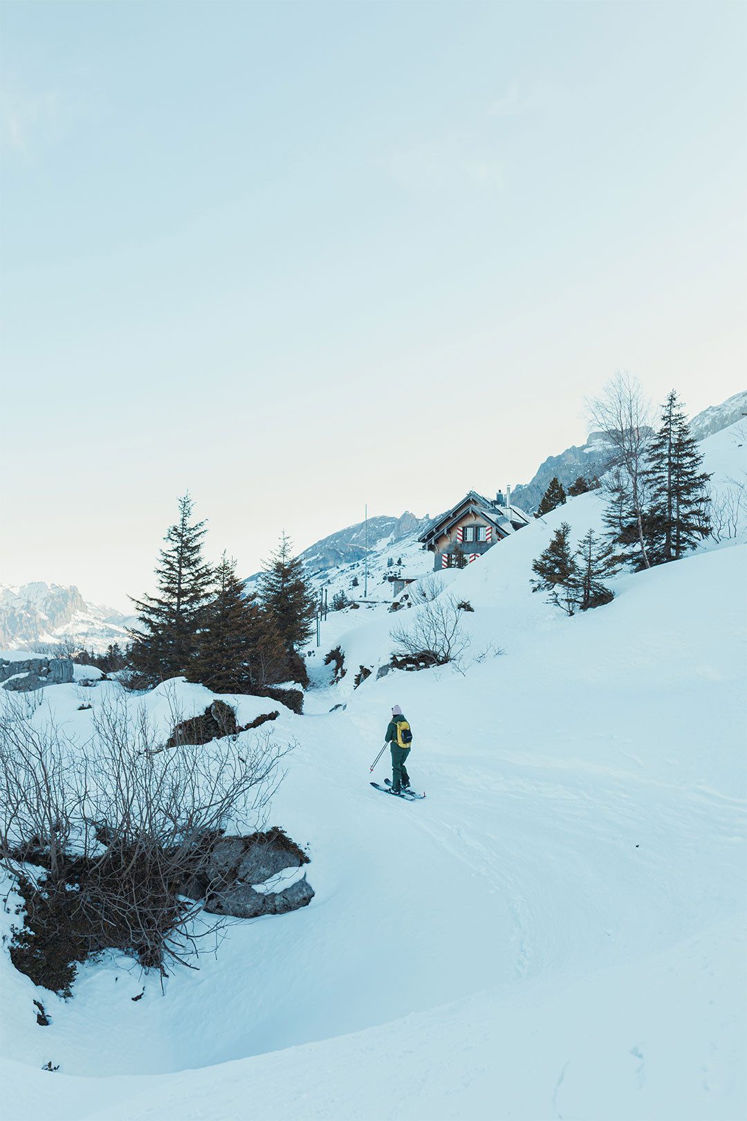 Donna su splitboard si avvicina alla capanna CAS Lidernenhütte