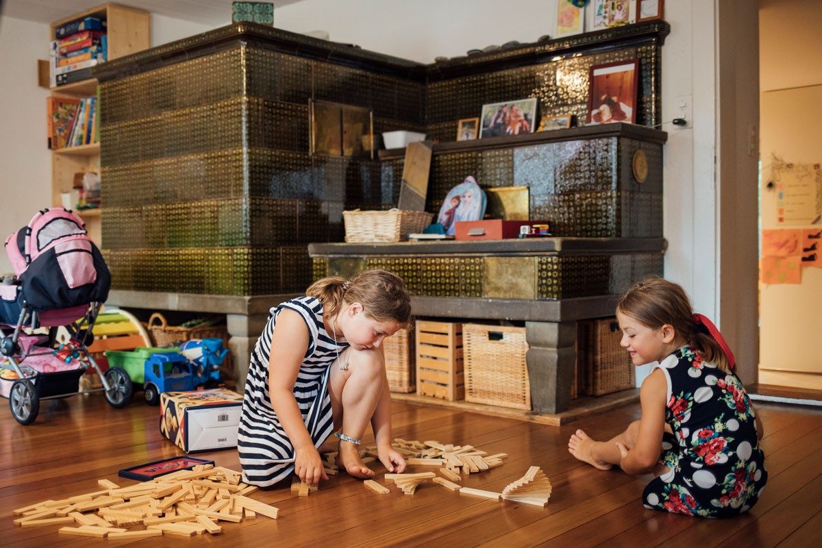 Due bambini giocano con un giocattolo di legno.