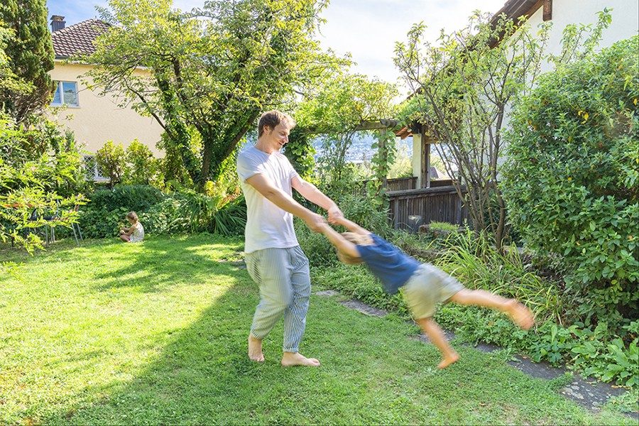 Peter tiene il bambino per le braccia e lo fa volare intorno a sé.