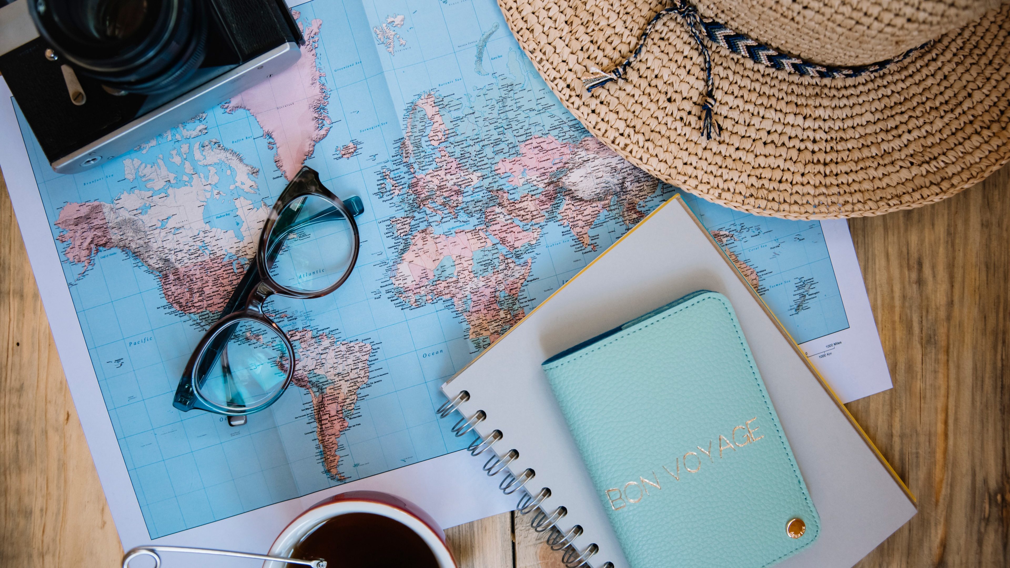 Una vista a volo di passaporto, mappa e altri strumenti di viaggio