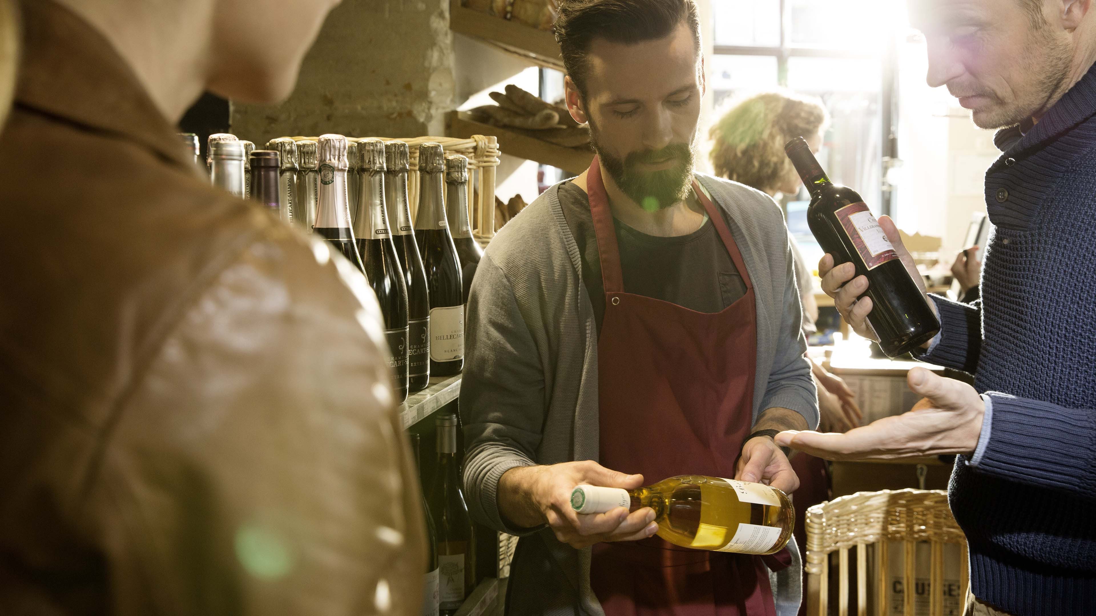 Un consulente previdenziale traccia a una cliente diversi scenari d’investimento