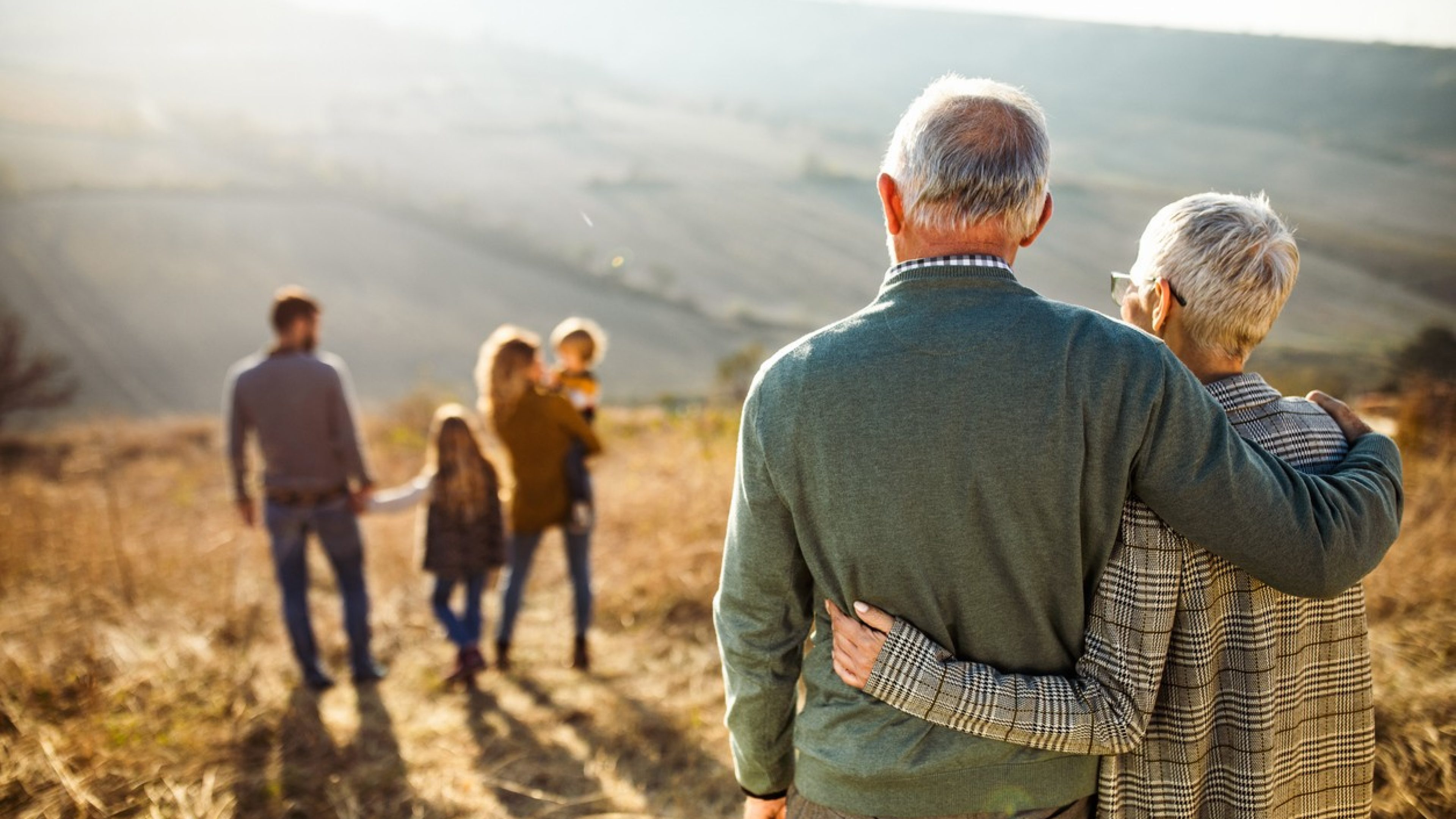Le persone nella natura guardano all’orizzonte e riflettono.