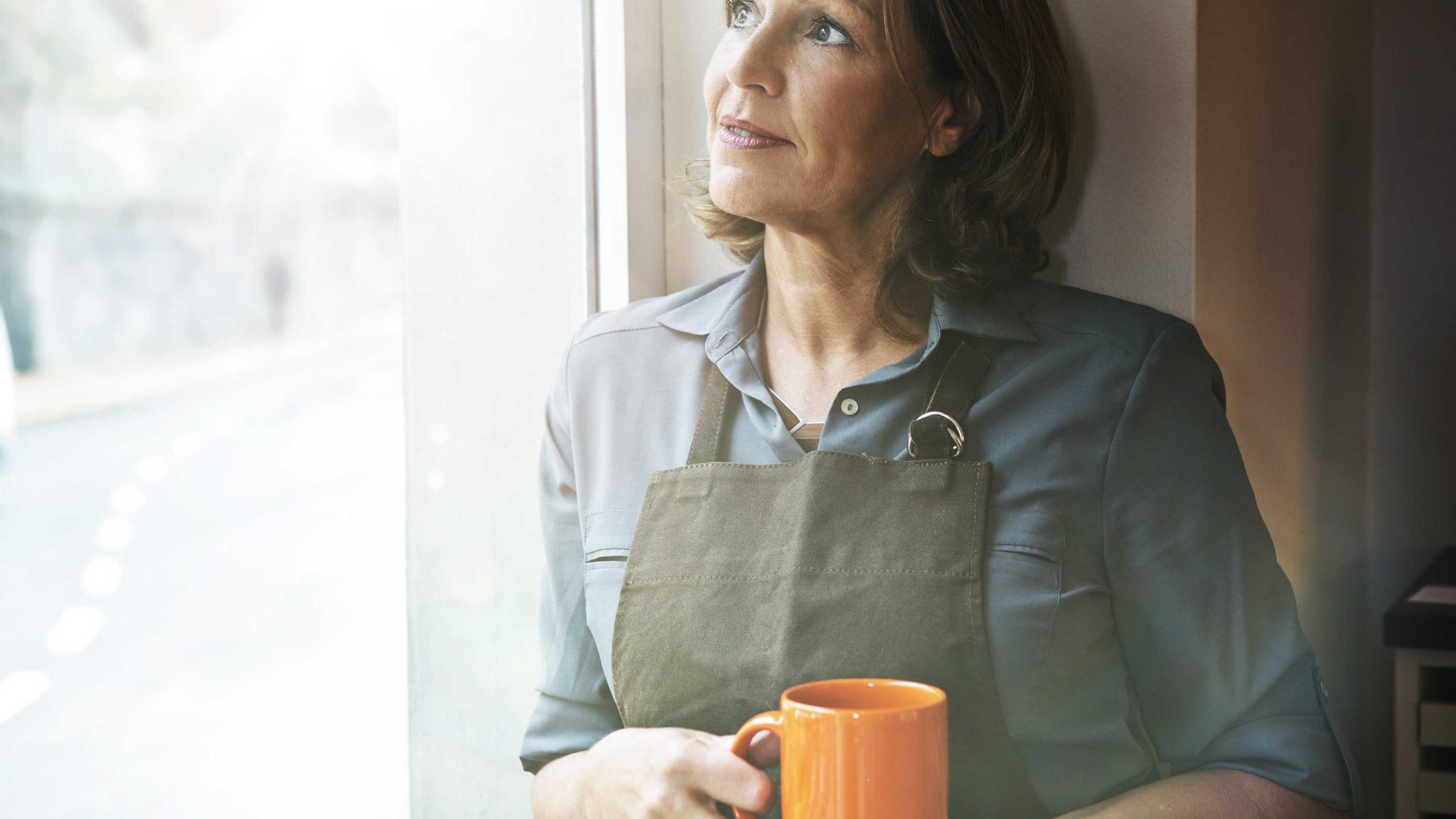 Ein Start-up-Gründer lässt sich von einem Berater zur beruflichen Vorsorge beraten.