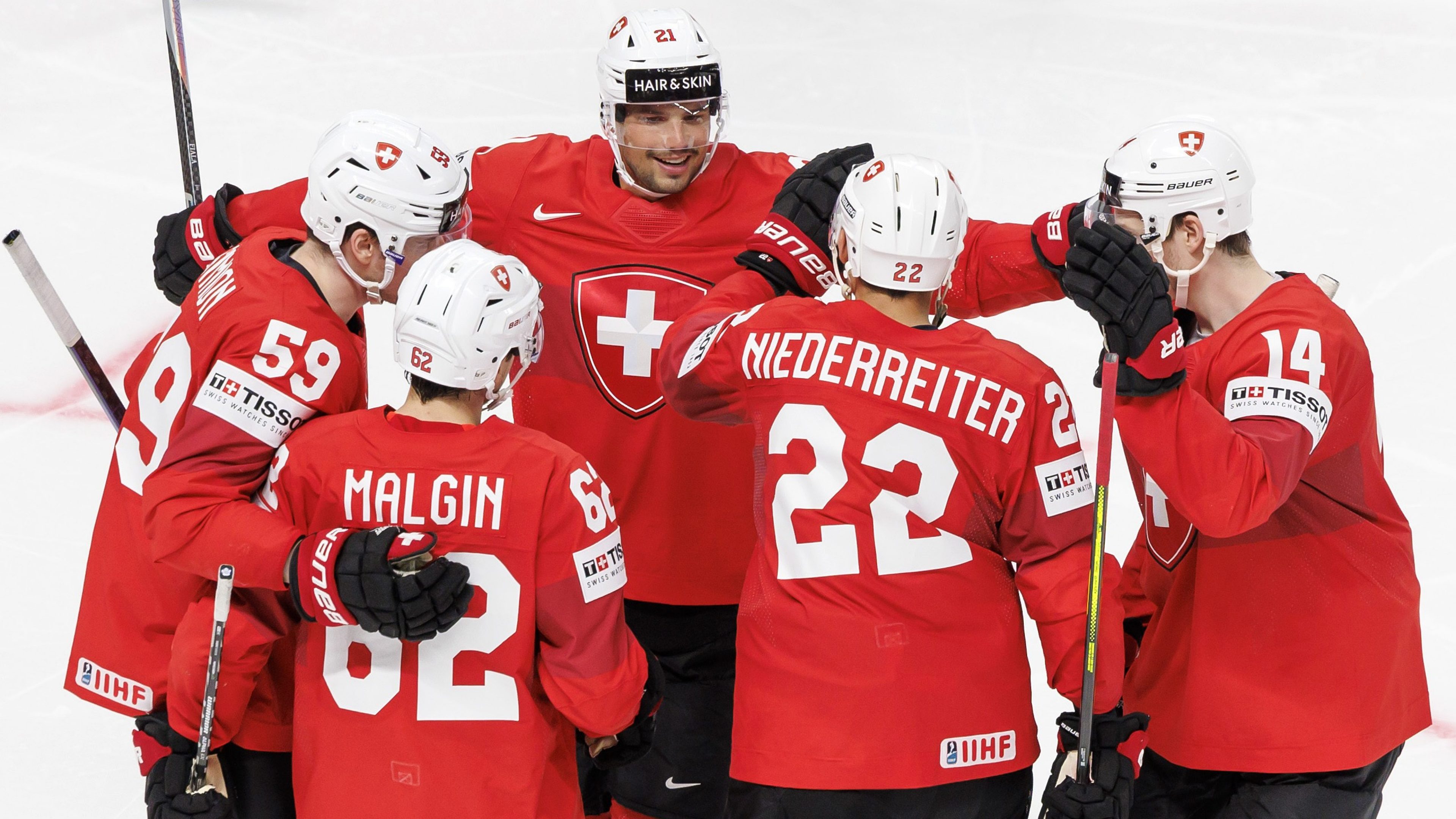 Switzerland's forward Nino Niederreiter #22 celebrates his goal with his teammates Switzerland's forward Dario Simion #59, Switzerland's forward Denis Malgin #62, Switzerland's forward Kevin Fiala #21 and Switzerland's defender Dean Kukan #14, after scoring the 4:0, during the IIHF 2023 World Championship preliminary round group B game between Switzerland and Kazakhstan, at the Riga Arena, in Riga, Latvia, Tuesday, May 16, 2023. (KEYSTONE/Salvatore Di Nolfi)